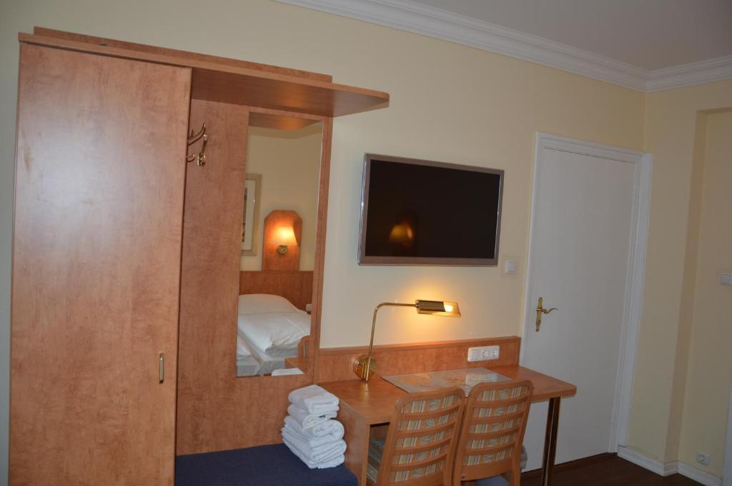 Standard Double Room,52438235:JPEG